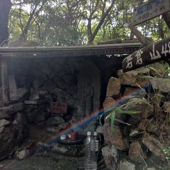 岩倉山のピークをゲット。ここから塩尾寺を経て宝塚駅へ向かう人が多いみたいですが、せっかくなので行者山方面のピークも取っておくことにしました。