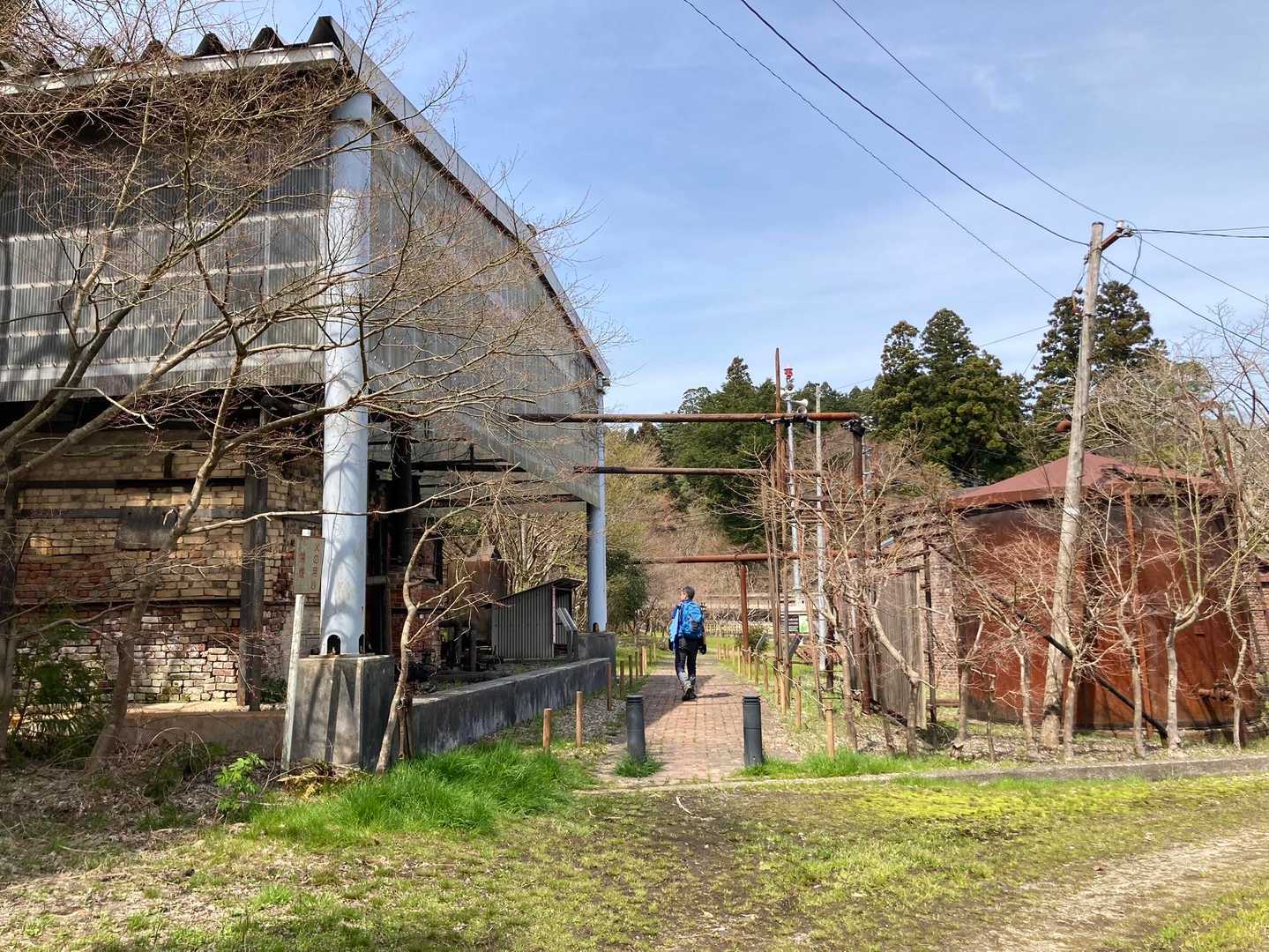 最後は、油田鉱場遺跡のなかを歩く