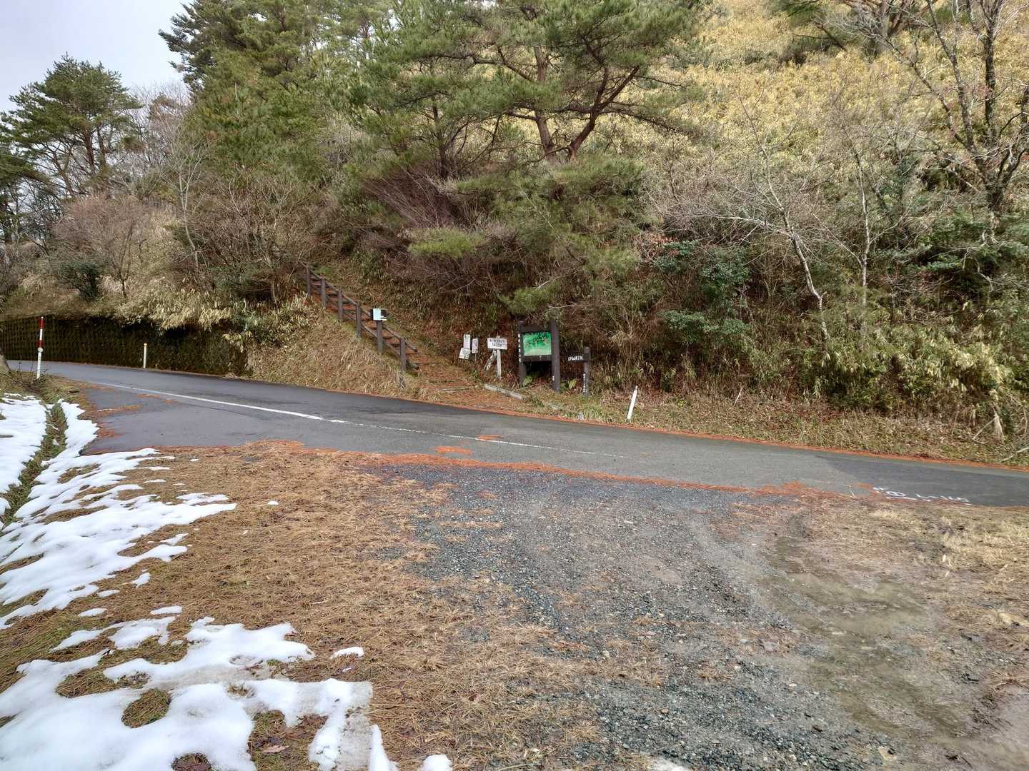登山口に戻ってきました。
本日の山行終了です。
