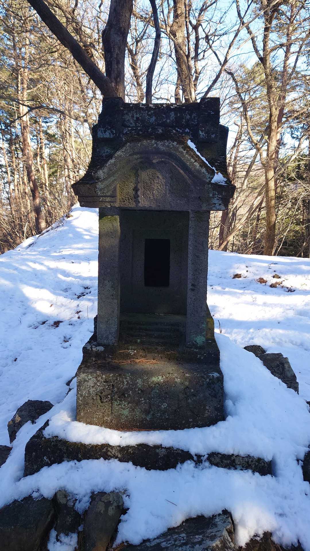 《吾妻山🏔〜鳴神山🏔》往路編

悴んだ手でお金🪙を出し、
お賽銭を入れ、
真っ赤になってしまった両手を合わせました🙏