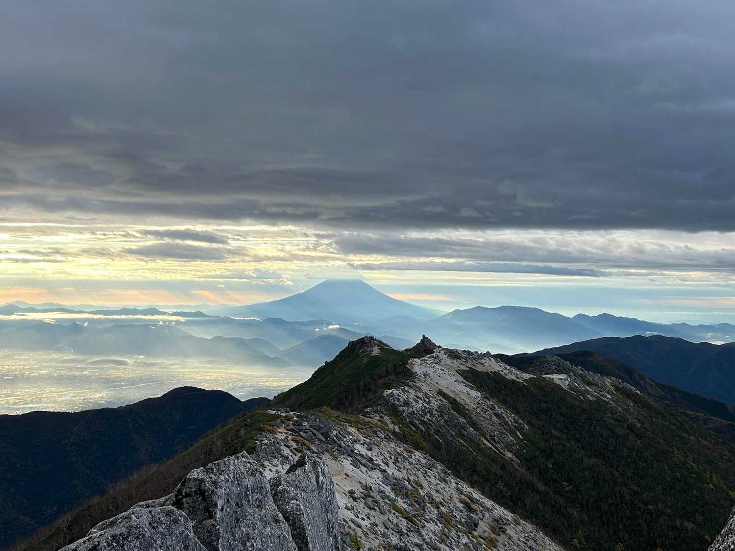 富士山と甲府に降り注ぐサンピラー🗻
