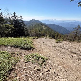 ヨモギノ頭から見る石尾根。正面は七ツ石山で、その奥に奥多摩三山が見えている。ここも好きな景色。