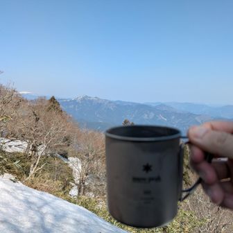 遠くに氷ノ山を眺めながら、コーヒー