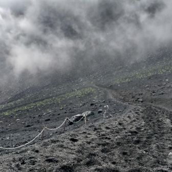 宝永火口への下りも砂走り状態
下りは極楽、上りは蟻地獄🫠

※ この時間帯にここを上がってくる団体さん複数。見た感じでは大体10〜20人位でガイド1〜2人ほど、大半の人は初心者という感じ。大丈夫？😳