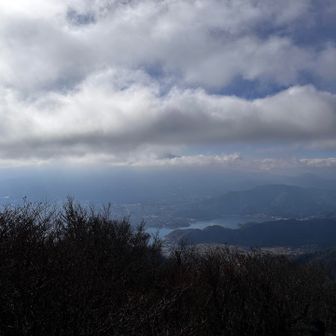 富士山と河口湖が一望できる場所まで来ました

え？
さっき釈迦ヶ岳で堂々たるたたずまいだったあの人はどこいったーー？