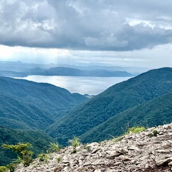 大将旗山からの猪苗代湖。雷鳴が近づいてきた。