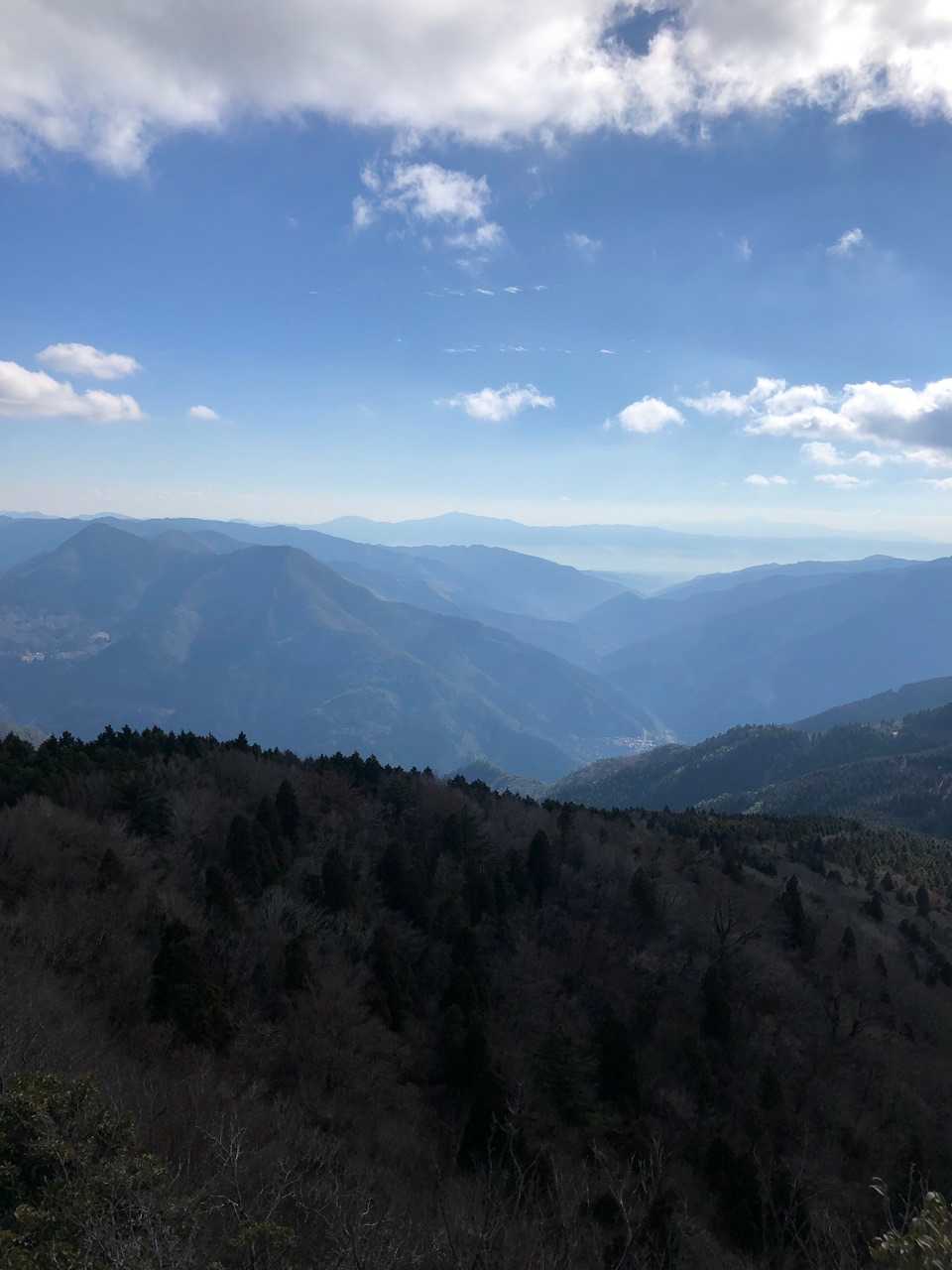 奥にあさぎり白髪岳、右にうっすら霧島⁉️