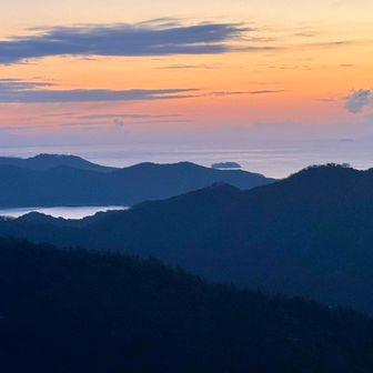 美しい空
宇宙のインクを水で薄めたような色