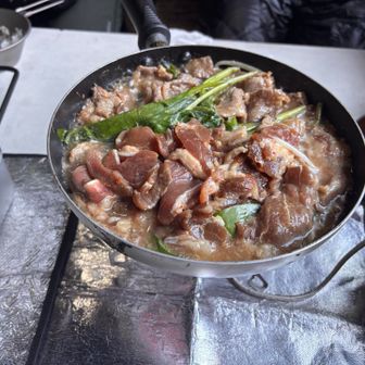 🍳フライパン背負ってきた甲斐があります😊

ジンギスカンに🥩途中で採ってきた　育ちきったネギも入ってます🌱煮込んでしまえば多少歯ごたえのあるネギで最高😃