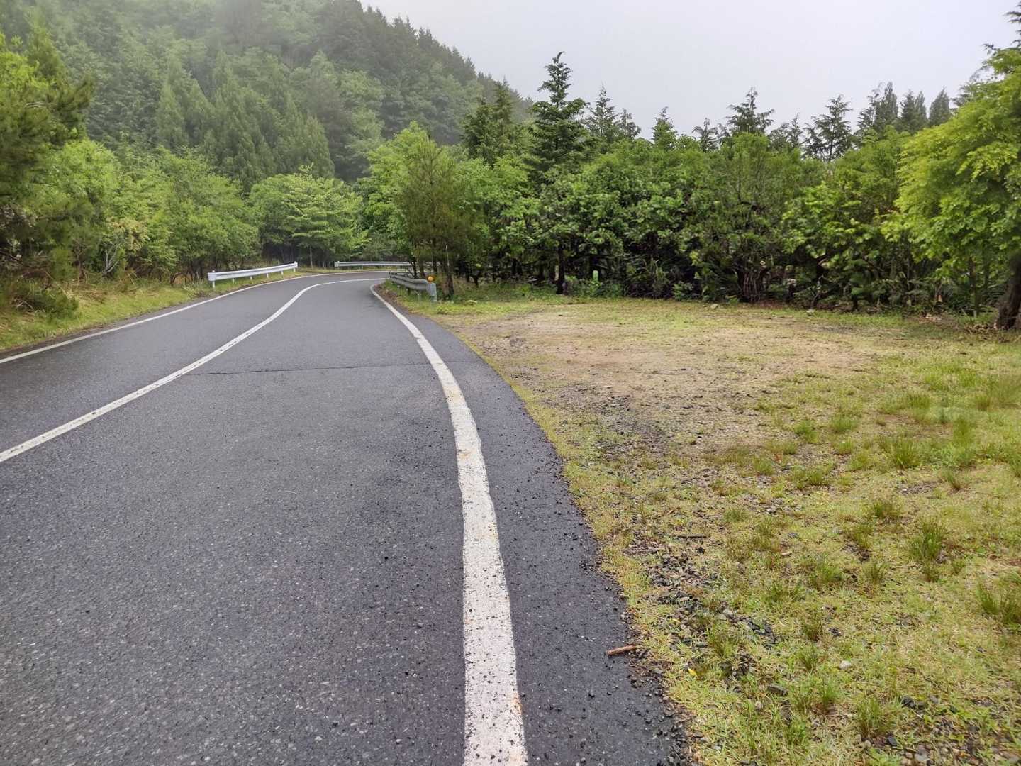 笠菅峠    路肩に駐車スペースある
つめて５台くらい可能
マイクロバス止まっていたので大型車でも🆗
