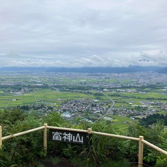 南口から登って1回目の山頂
初めて北側に下ってみます