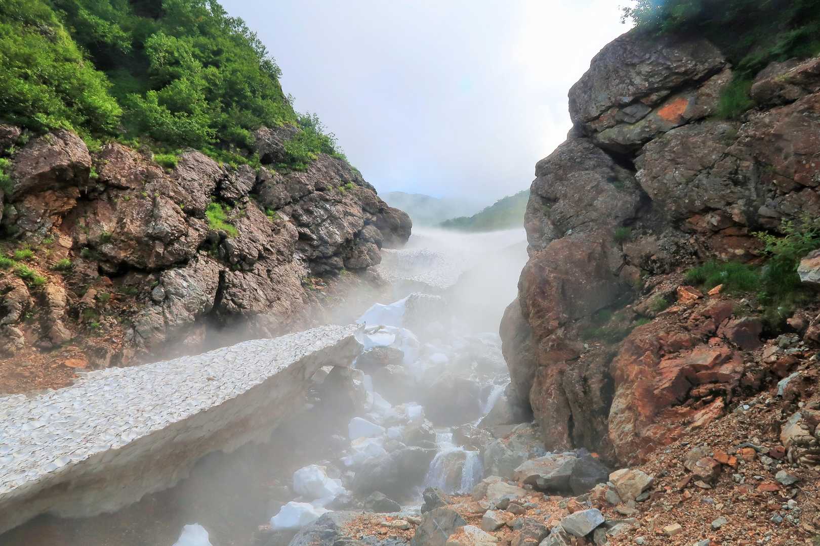 雪解け水と雪渓から湯気？
豪快に流れていきます！