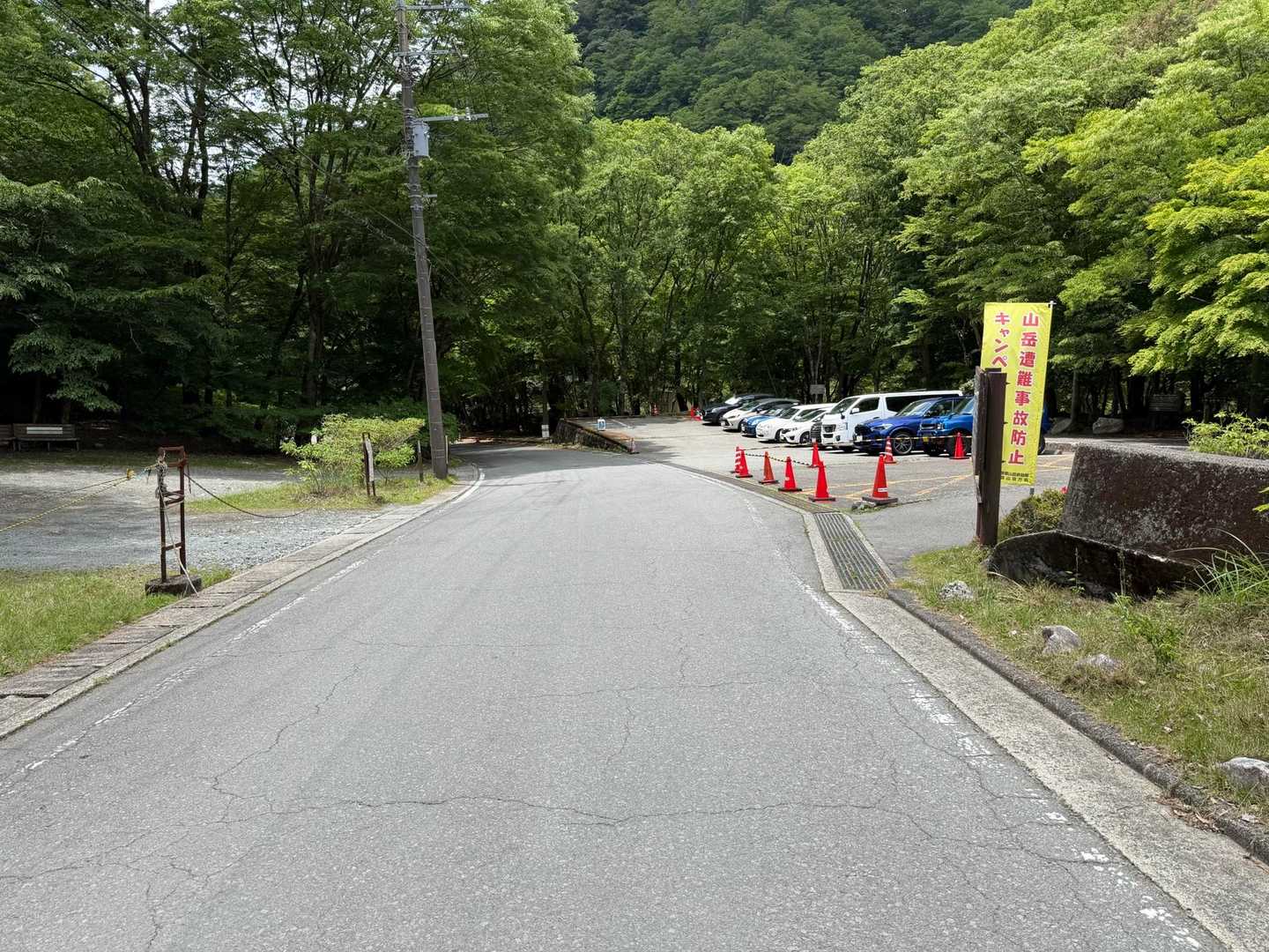 西丹沢ビジターセンターに到着して本日は終了。右側の駐車場は満車。左手奥はガラガラでした。
