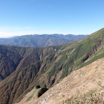 この先の西の手前の稜線上に平票山之家、その向こうに苗場スキー場が目視出来て本当にもう直ぐなんだと実感して元気が出て来ました