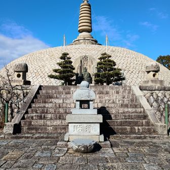 仏舎利塔。４座目は私有地(お墓)らしくピークには行けてないが、ピークハントはしてた