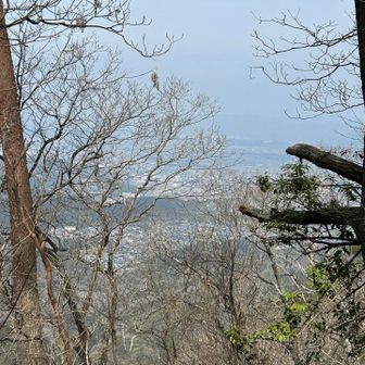 少し下ったところの眺望は、まあまあ良き。