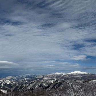 純白の栗駒山。
登頂が遅かったので、左奥の秋田県方面はもう湿った暖気が入って厚めの雲に覆われてきている。
