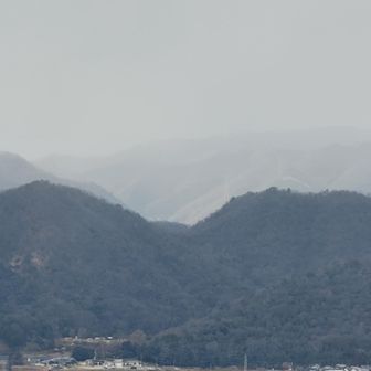 北側
急に雪降って
向こうのお山、真っ白！