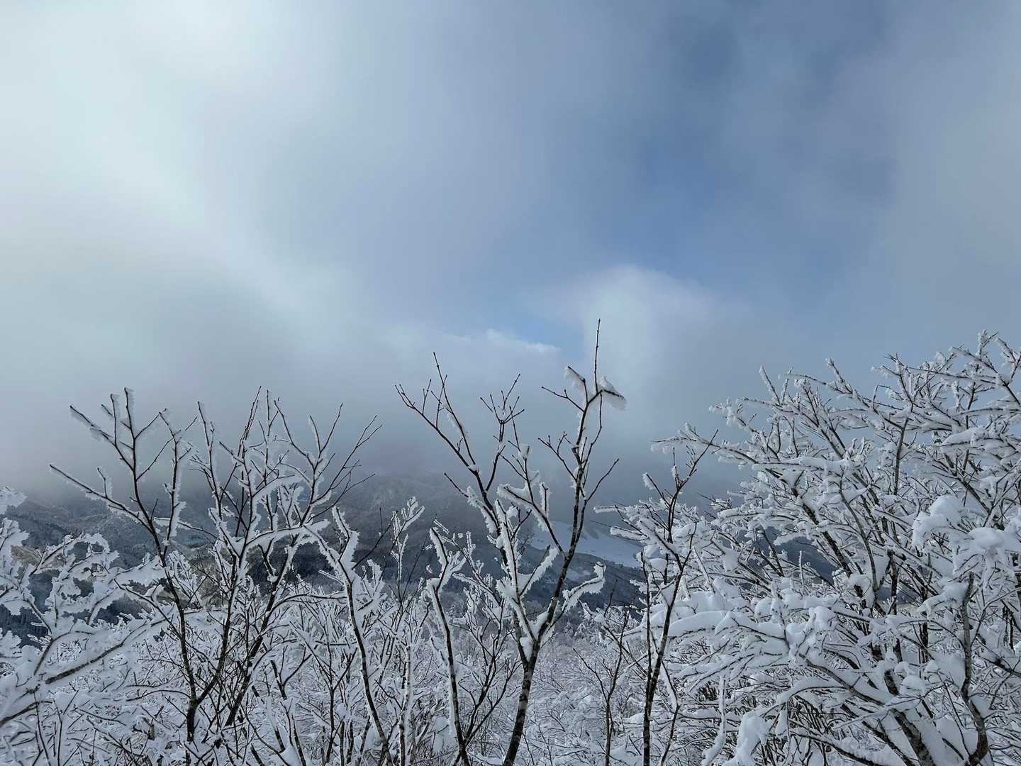 振り返って
スキー場みえてます

この後三沢山山頂へ
子供達が遊んでいて😳
『えっ？ここ公園だっけ⁇』って一瞬戸惑ってしまった

お子様たちの年齢を伺っていると…あ！思い出した😆水引入道から不忘山を歩いた日、岩場や大きな段差を自分達で登り降りして歩いていた健脚な女の子達✨
あの時背丈より大きそうな段差があって『大丈夫？』って手を貸そうとしたら『このくらいなら落ちても大怪我しないから大丈夫、いろんなとこ歩いてるから慣れてるのー』って　衝撃でした😳先回りして心配してきた子育て反省した日でしたー😅

『またどこかのお山で会いましょうね』とお別れ

三沢山でお昼食べて帰ろっか〜という雰囲気だったのが、なんかパワー頂いちゃってその先も歩くことに💪