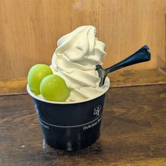 YATSUDOKI(シャトレーゼ、ソフトクリーム🍦)。
カップにすると、おまけが付きますと言われて、カップ。