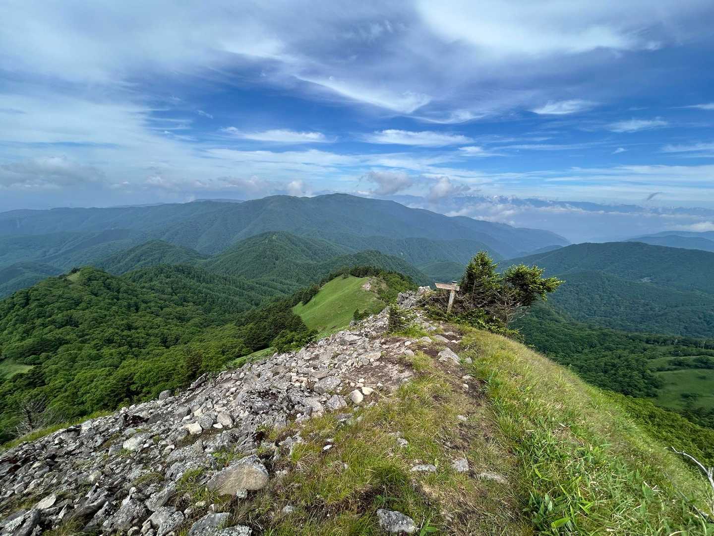 キレット下りて登って、1番向こうに見えてるのが二ツ山😆