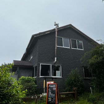 木ノ又小屋ついた😭✨霧雨ふってたので中で頂くことに🙏🍛