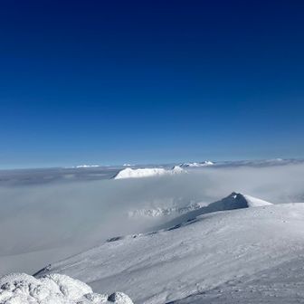 高い山だけが顔出してる🏔️