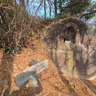白石峰から竜王山へ向かう
道の途中に茶沸観音さま