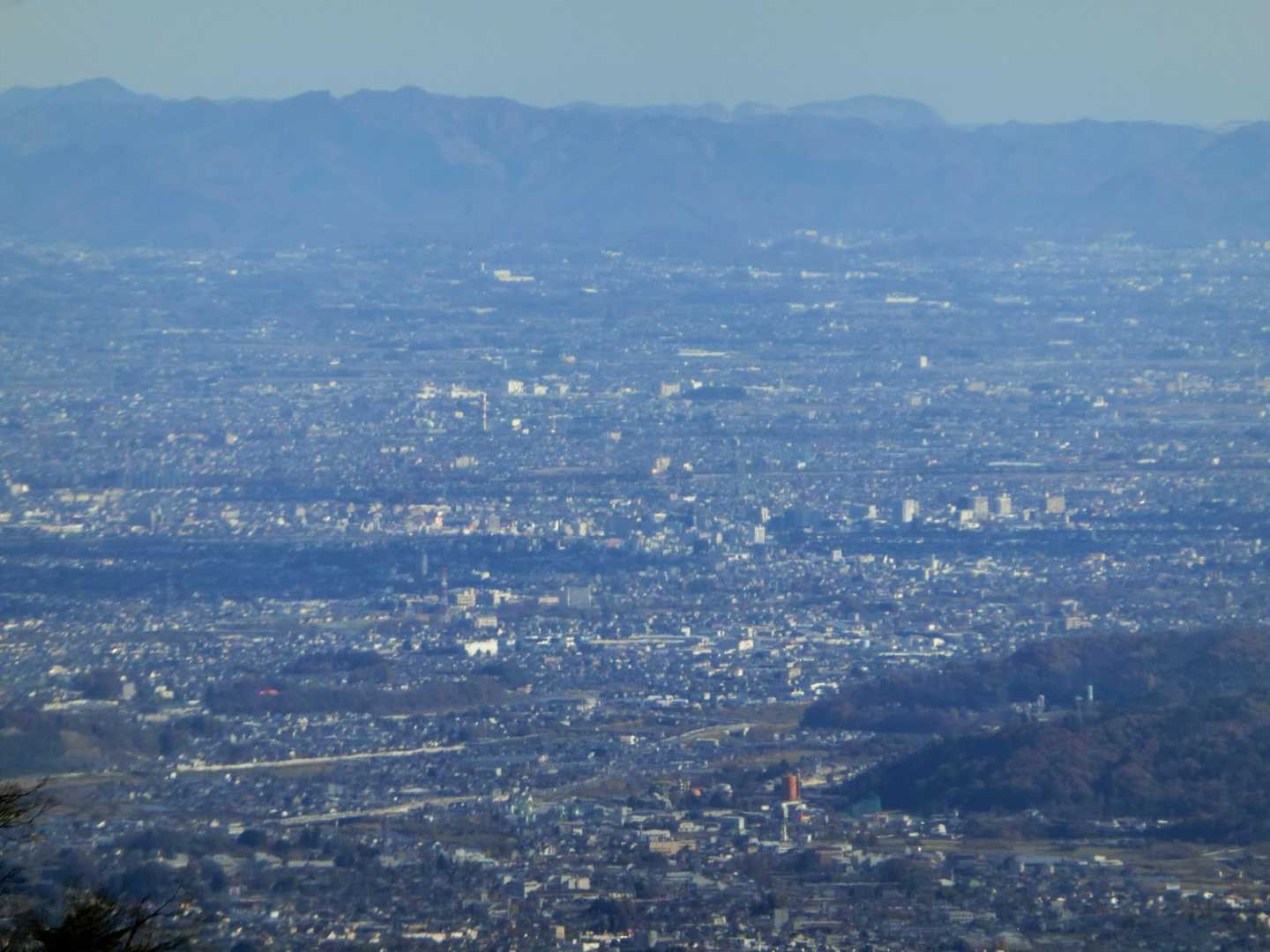 遠くに見える街並み。
高崎市だと思います。