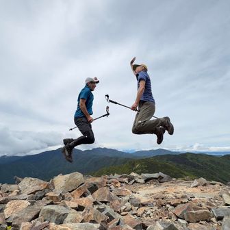 背景に奥秩父最高峰の山を従えて、今日も飛びます！イヤッホーイ！
流石に登山のキツさから、あまり高く飛んでないけど、まぁいいか。