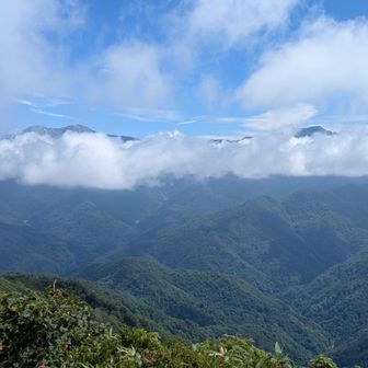 山頂で後続を40分ほど待っている間に少しずつガスが晴れてきて御前峰、別山が見えてきた！