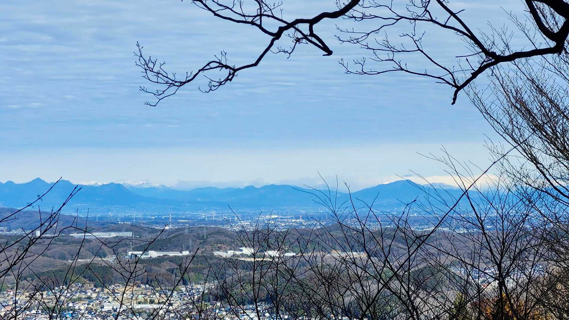 右端奥は武尊、谷川方面。まだ雪山ですね。