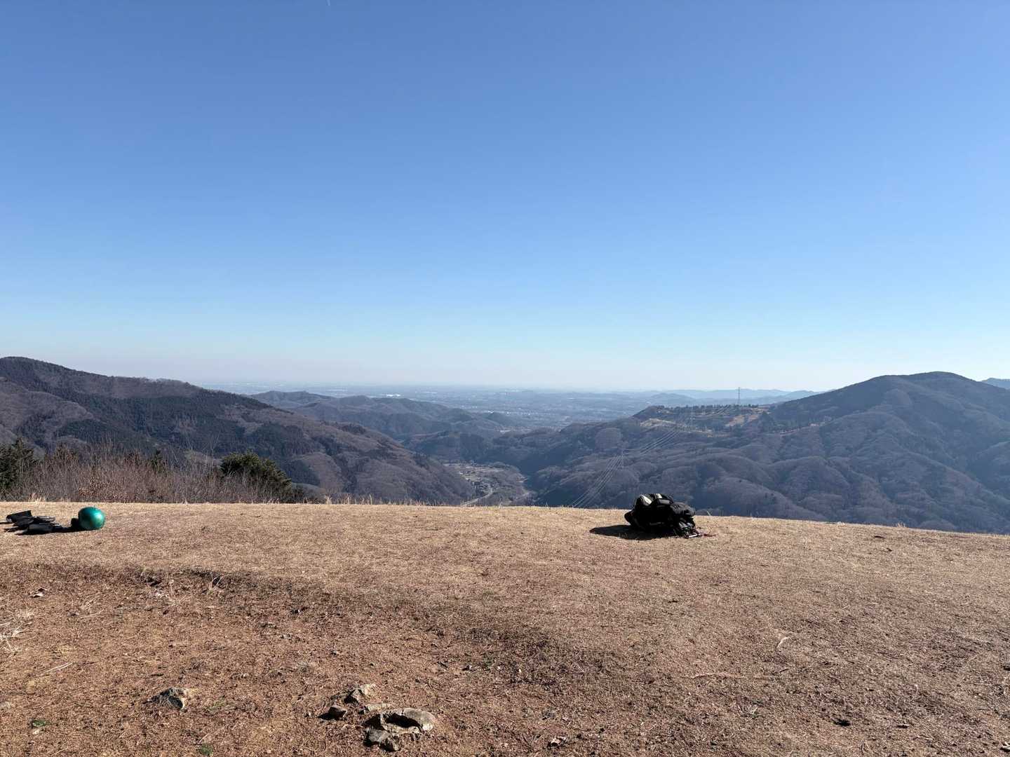 山頂でパラグライダーの準備をしている方々が…