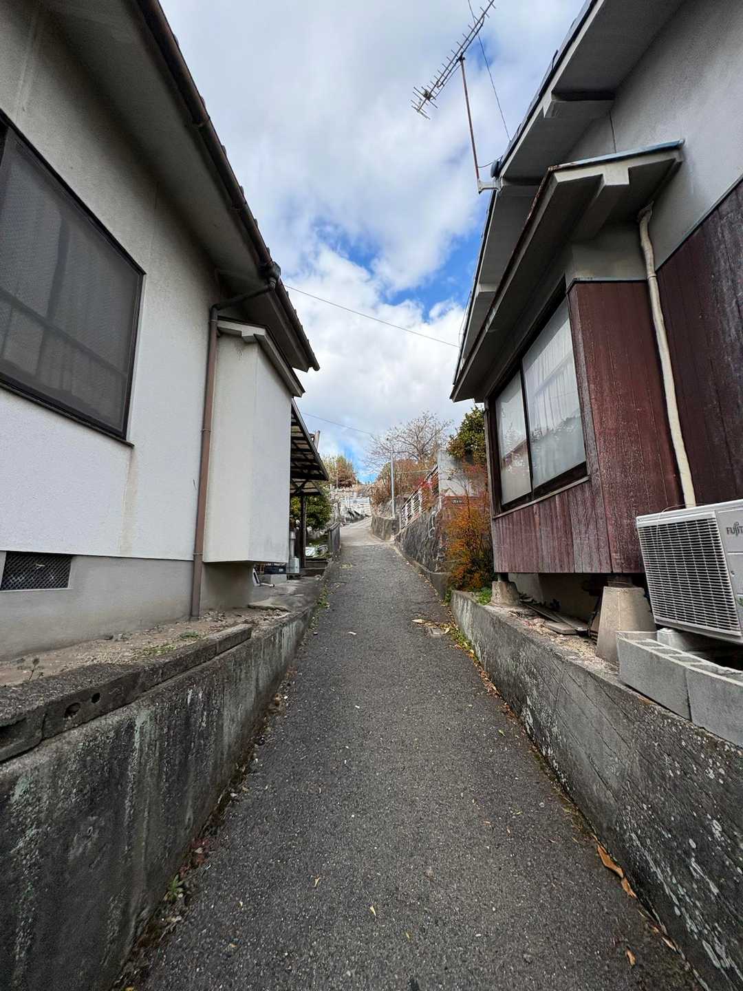 民家路地を抜けて