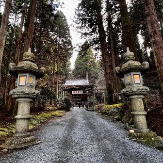 水を忘れたため、御岩神社に下って買い求めました。