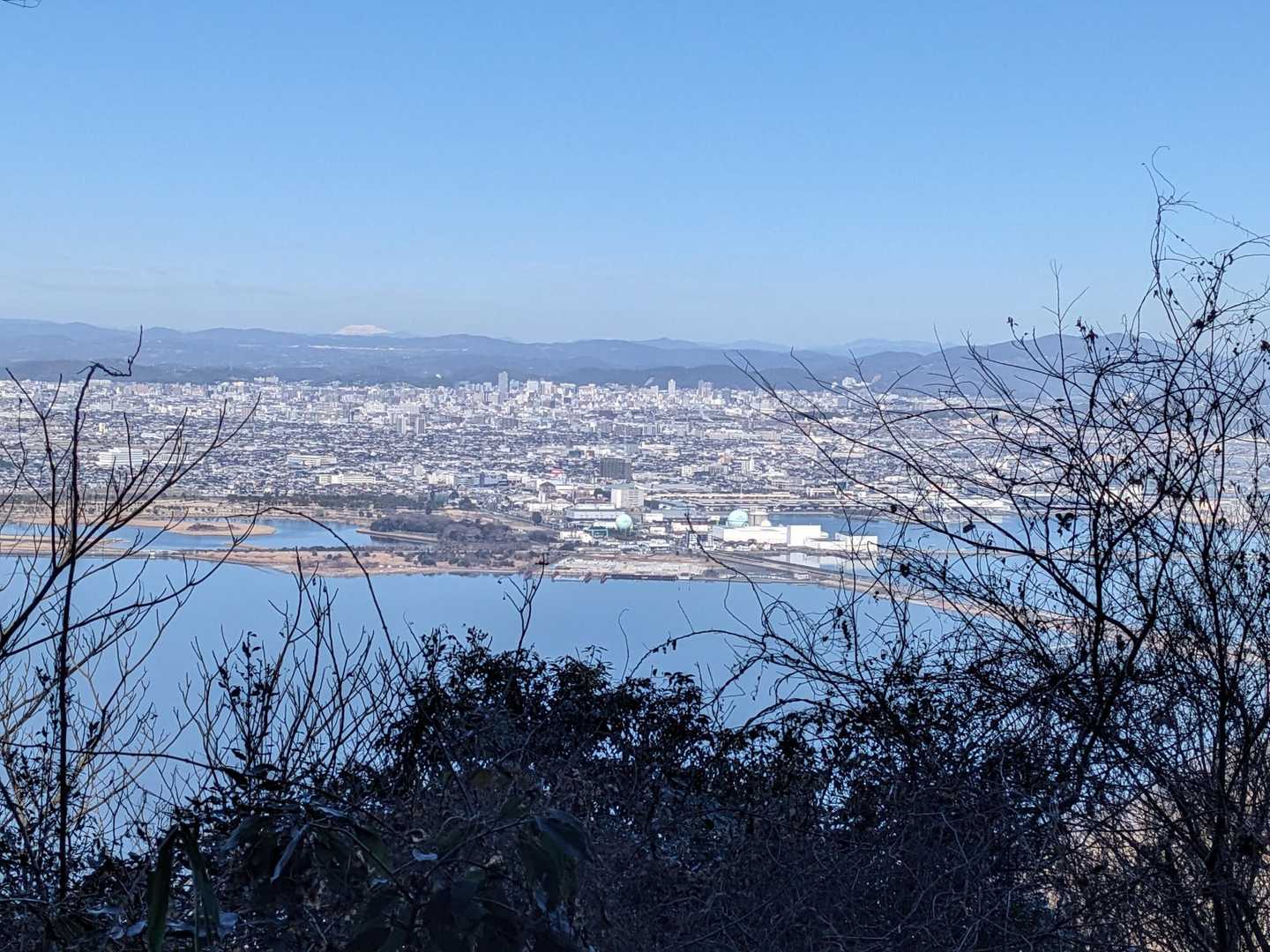 7合目から…締め切り堤防と児島湖と岡山市街地
