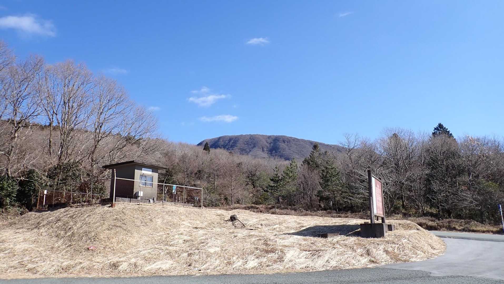 駐車場。
朝は白かったのが、すっかり消えてしまった。