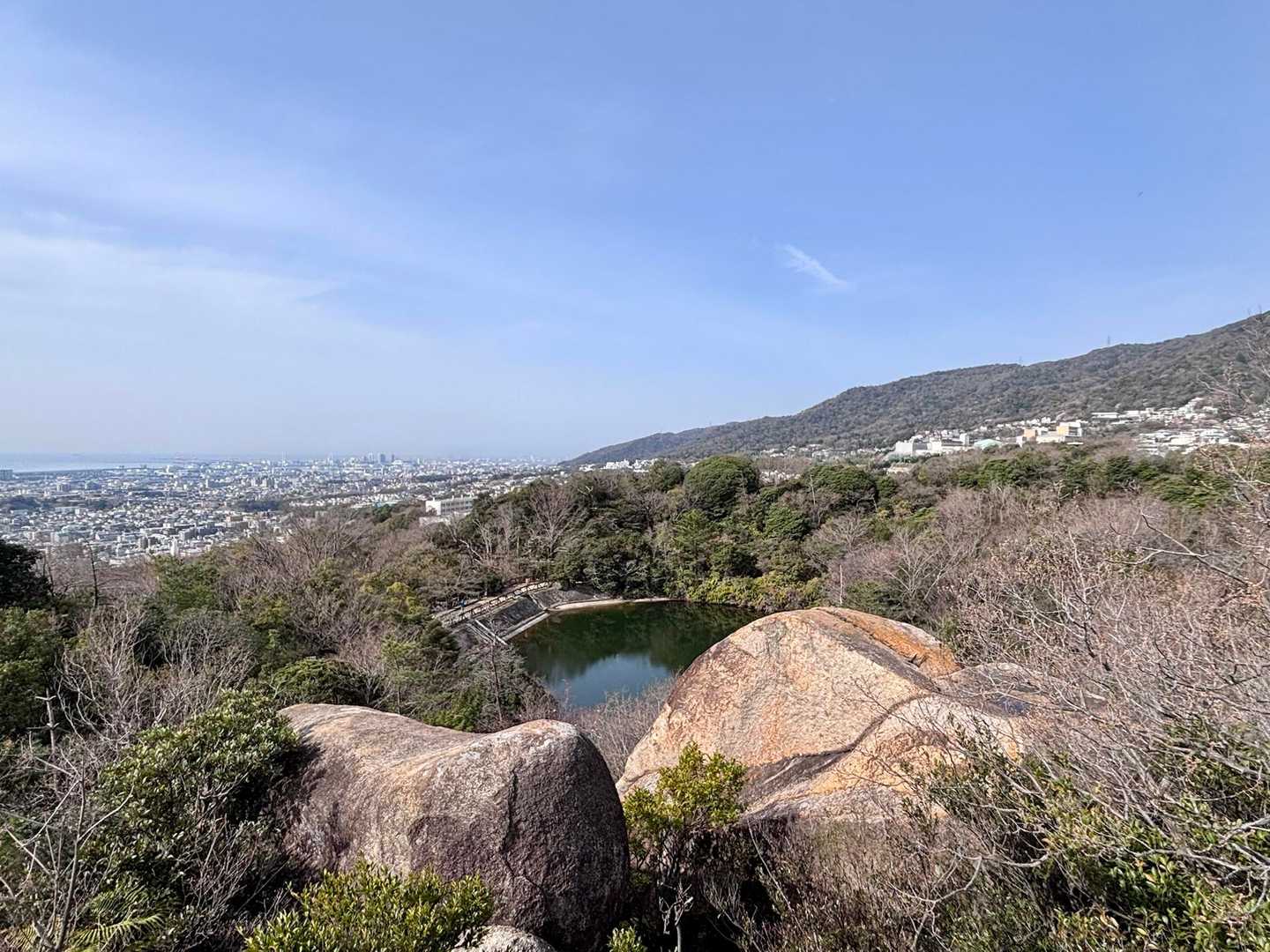 さっき　こっちを見ていた場所が見えてます
ここに座ってゆっくりお茶でも飲むと気持ち良いかも😊
しかし🌸を早く見たいので先に進みます