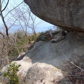 盆栽岩の裏を通って、次のお山へ