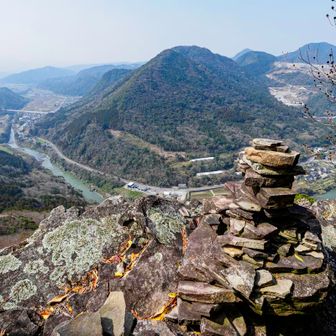 和尚山頂より少し先にある、第一展望岩から。ここからは眼下に流れる駅館川を見下ろせ、その向こうに妙見山、石山、稲積山などの宇佐のポコポコとした山が良く見渡せる。