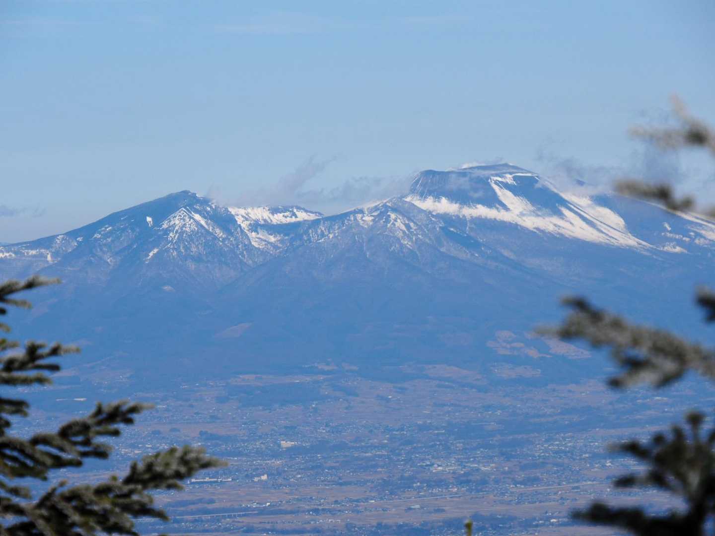 左から黒斑山、浅間山😁
やはり雪少なそう、ガトーショコラの粉砂糖は控えめですね⛄️