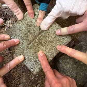 頂山にある三角点〜
お決まりのポーズで📷