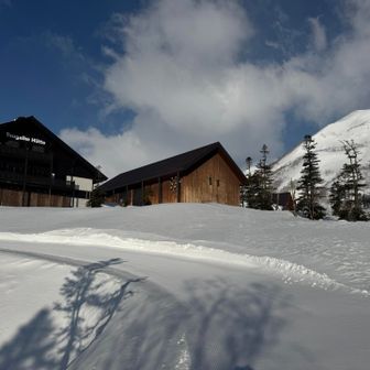 白馬山荘を運営する白馬館グループの栂池ヒュッテなどの宿泊施設は6月6日から営業する様です。