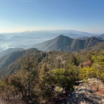 奥の山々が朝登ってきた道、手前がこれから降っていく山々⛰️
周回だとこういうのが見れていいよねー👍