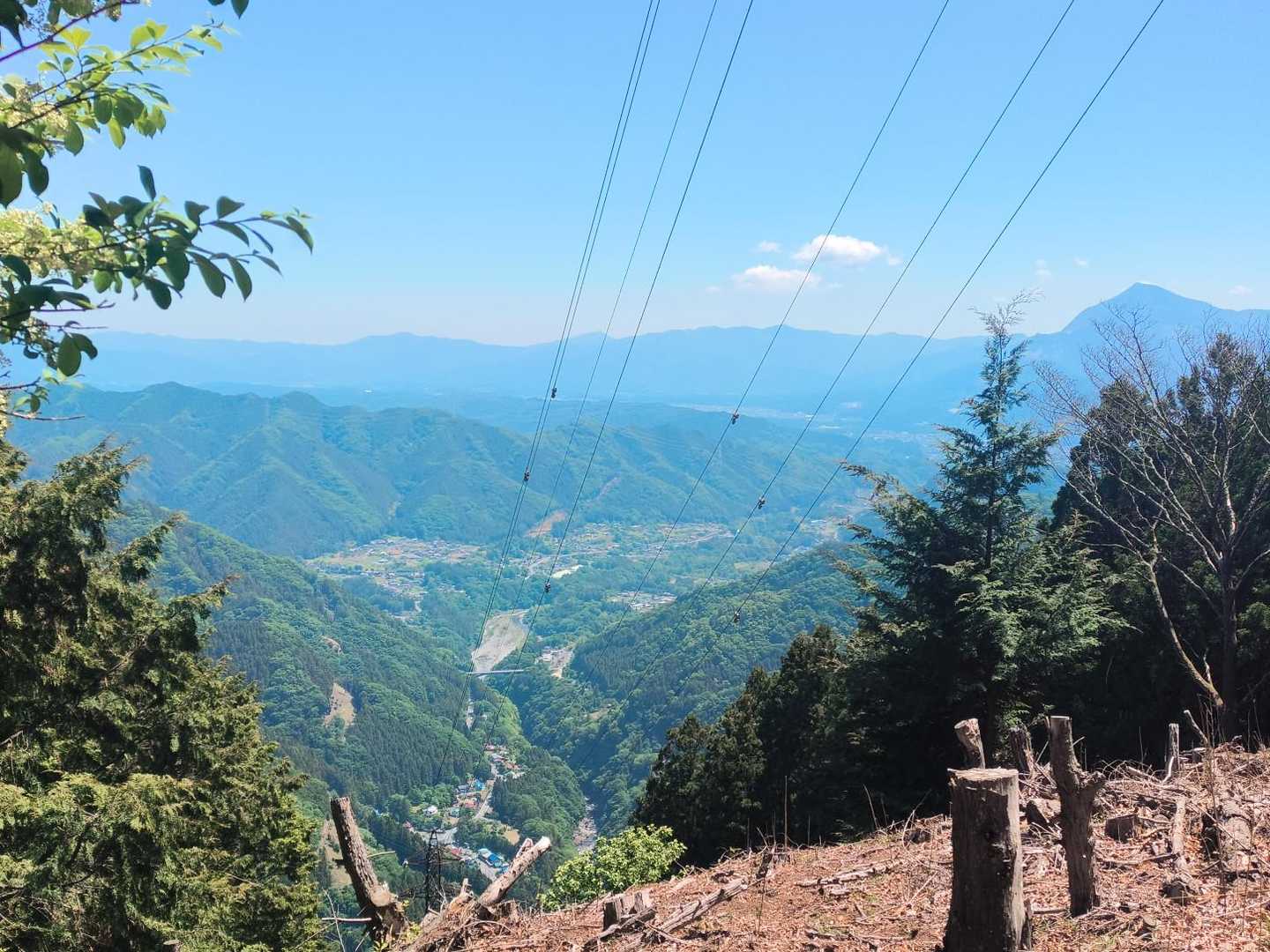 送電鉄塔下より白久方向
削られてないほうの武甲山が見える