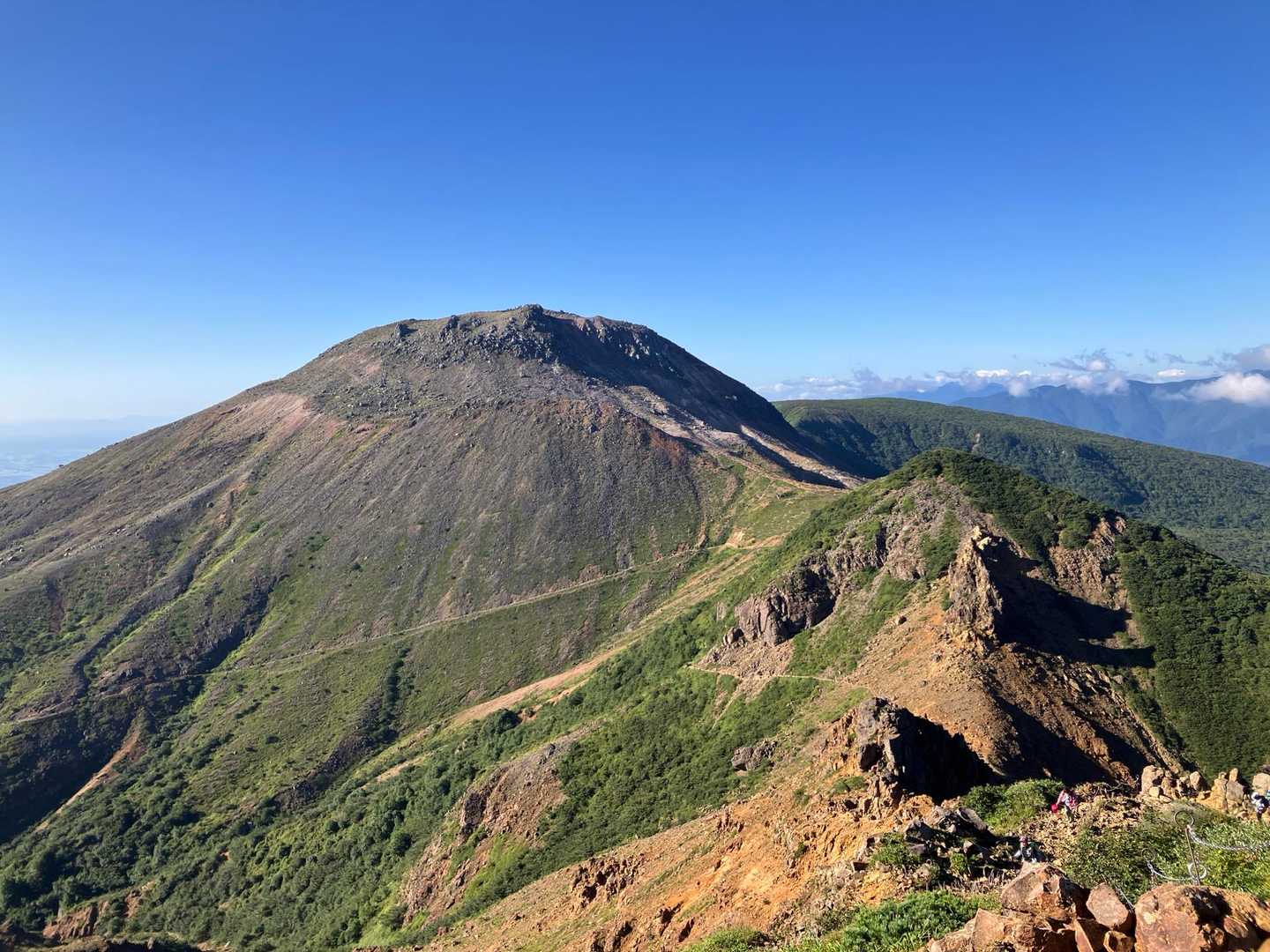 那須の雄大な山並みを一望、なだらかな緑の絨毯をのんびり進む雲上の旅の写真