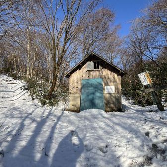 真冬は屋根まで積もります