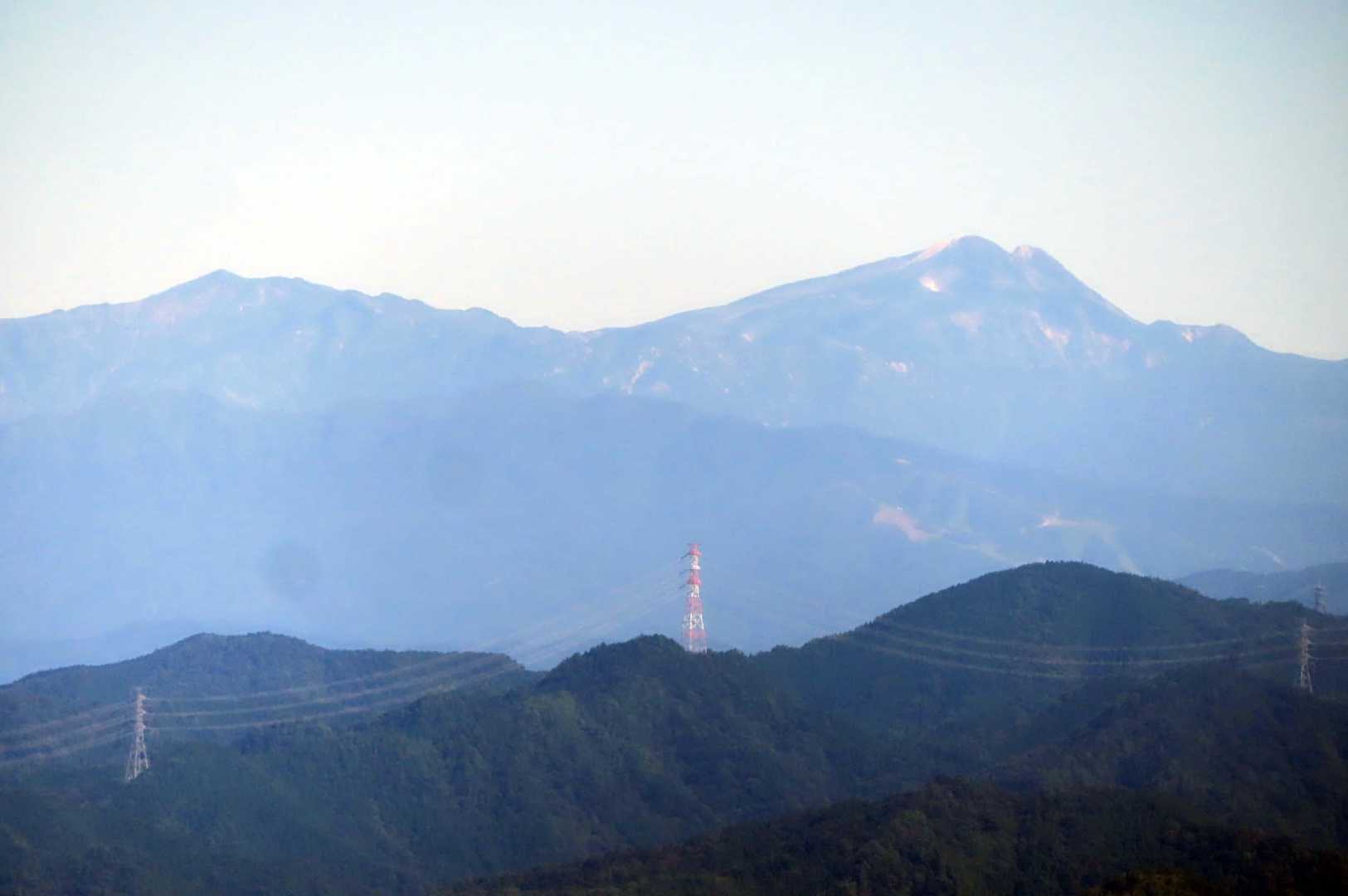 別山2399mと白くない白山2702m
その間の手前に大日ヶ岳1709m
白山の下にダイナランドスキー場
