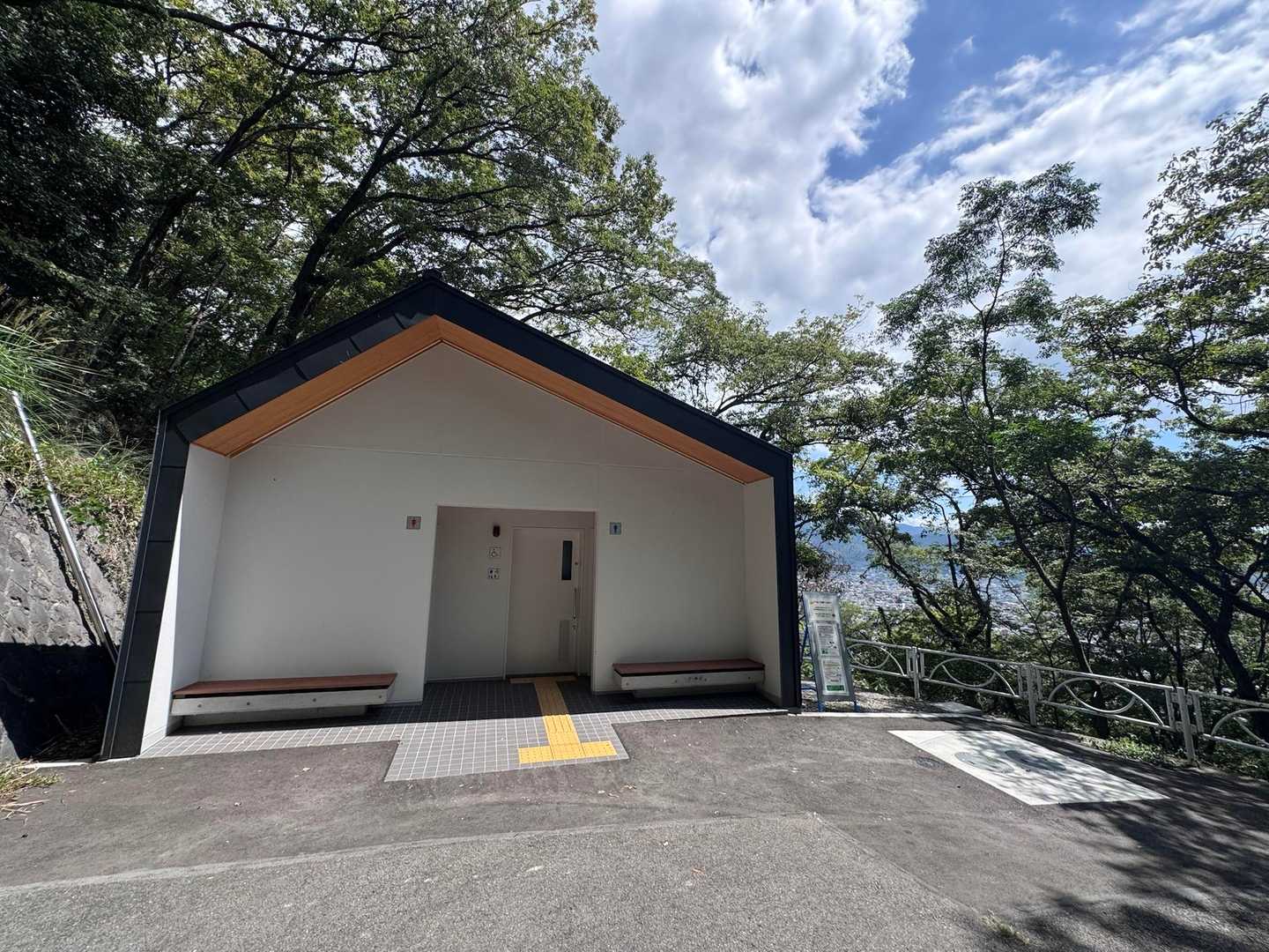 完成していくらも経っていないように見えるとってもキレイな🚾
立ち寄ったら…ウォシュレット完備で新しい香りがした✨