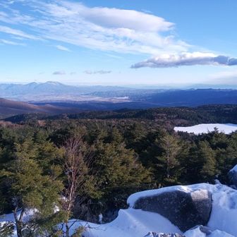 揚げパンが有名な高見石小屋の横の高見石に全員で登りました。右手の白い平原が先程いた白駒池です。左上には浅間山から四阿山、その右手には肉眼では遠くに谷川連峰も見えていました🏔️
他の5人は高見石小屋から渋の湯へ下山しバスで茅野駅へ向かいますので、皆んなとはここでお別れしました👋